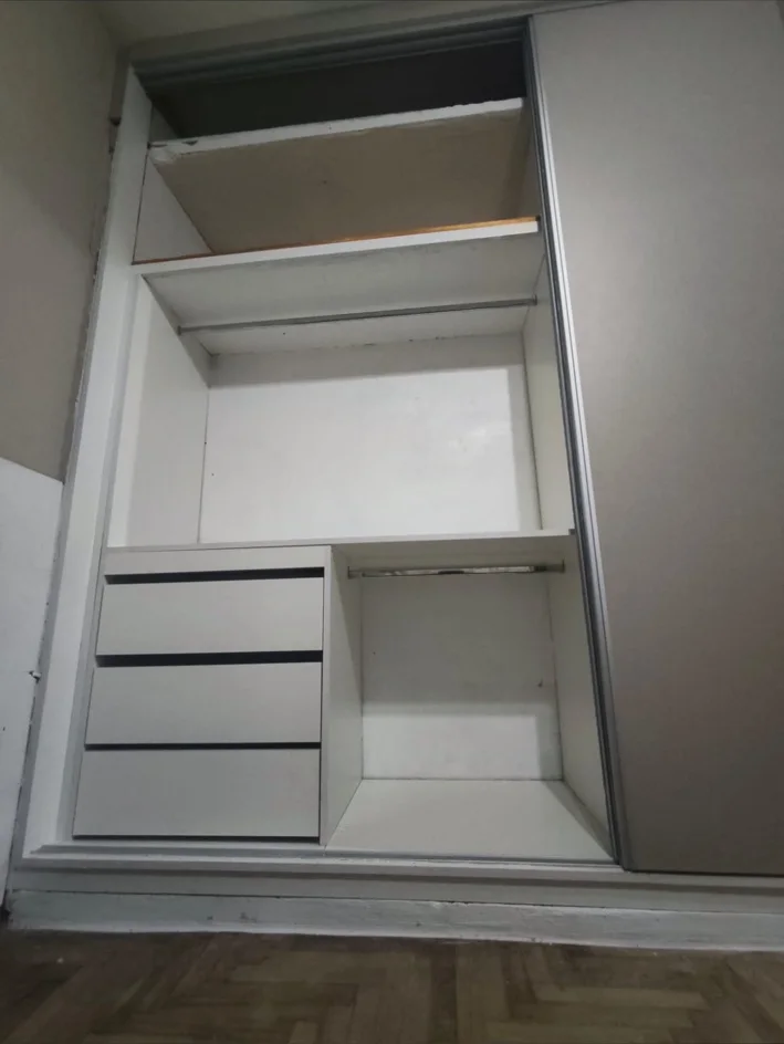 Interior de placard con cajones, estantes y barral